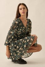 Load image into Gallery viewer, Promesa Floral V-Neck Dress
